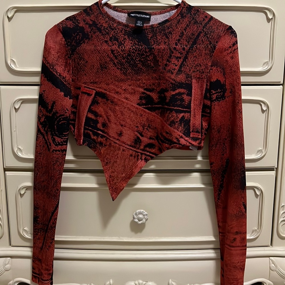 Red Print Asymmetric
Hem Long Sleeved Top from pretty little thing